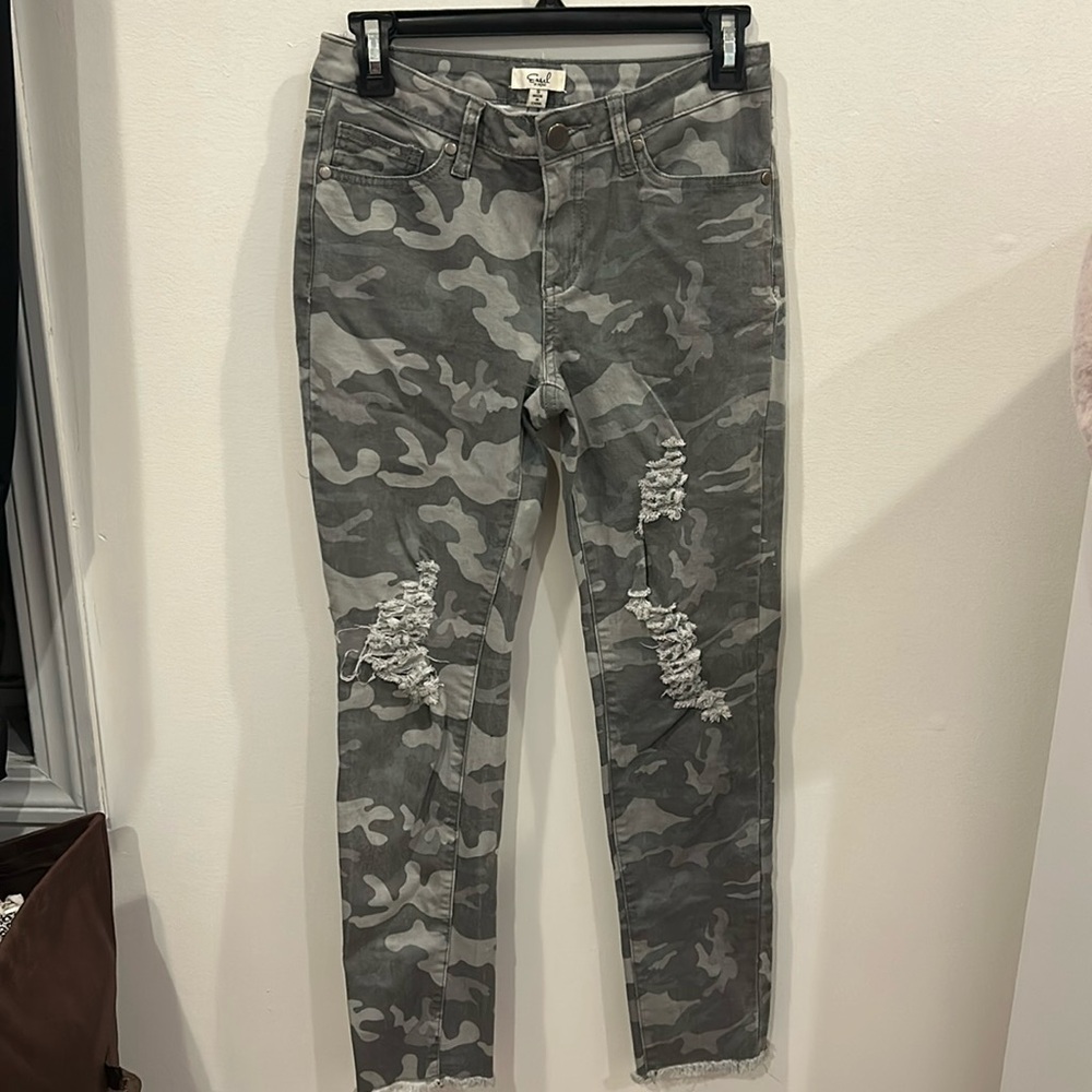 Size Small Easel Camo jeans